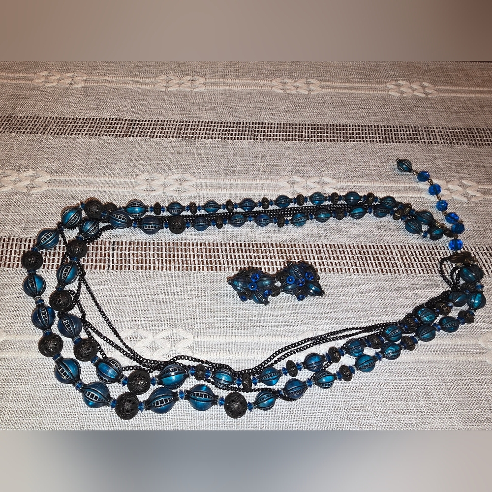 Alice Caviness Vintage Elegant Blue and Black Beaded Necklace. Signed.